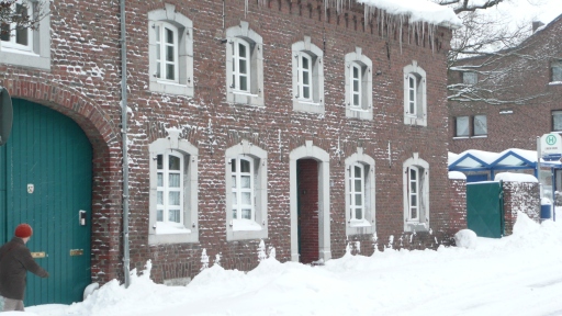 Schneewinter 2010 Haus mit Eiszapfen auf der Lindener Straße
