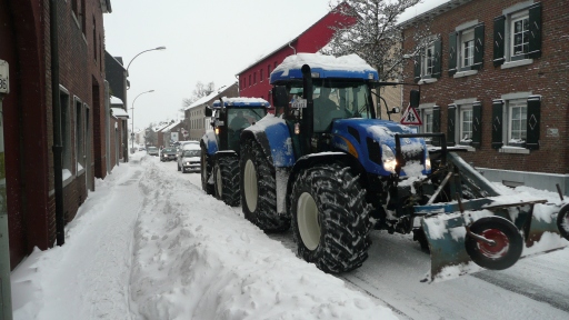 Schneewinter 2010 Schneeräumung mit Trecker