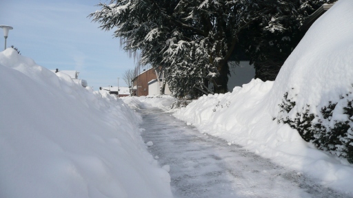 Schneewinter 2010 Schneemassen auf dem Bürgersteig der Kolpingstraße