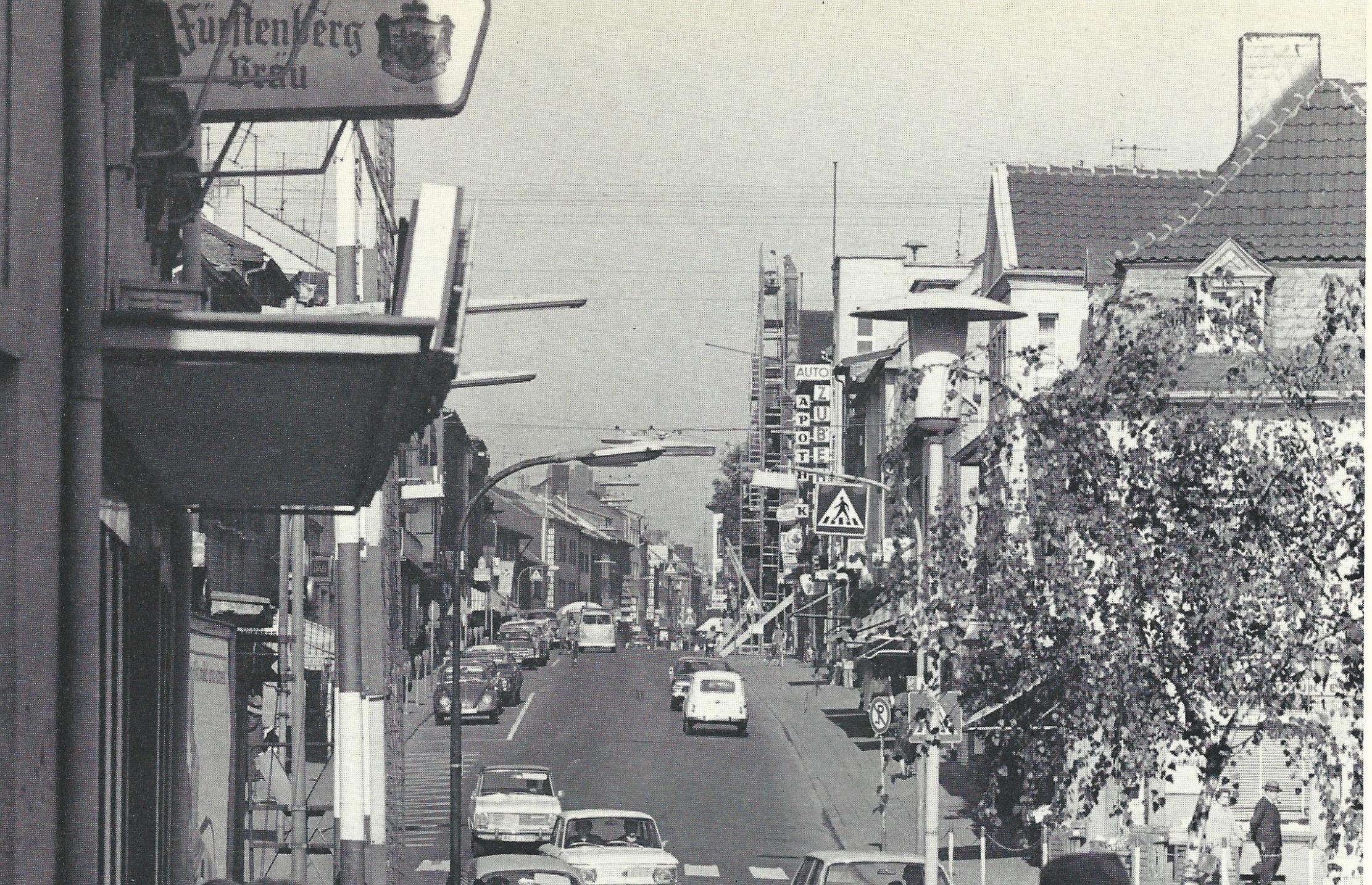 Die Kaiserstraße ist die Hauptgeschäftsstraße und wichtige Verkehrsader Würselens (ca. 1965)