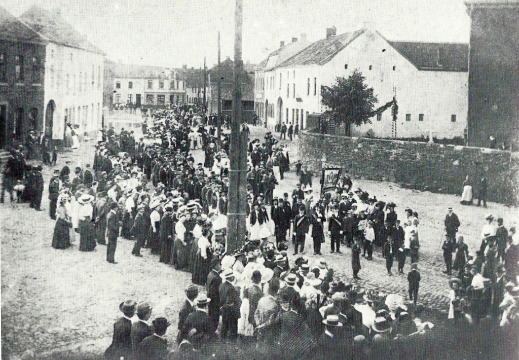 Corpus Christi procession around 1910 in front of St. Peter and Paul